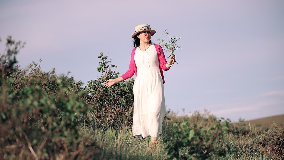 野山坡上的紫白诗意