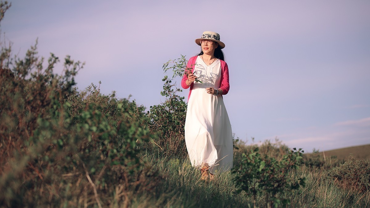 野山坡上的紫白诗意