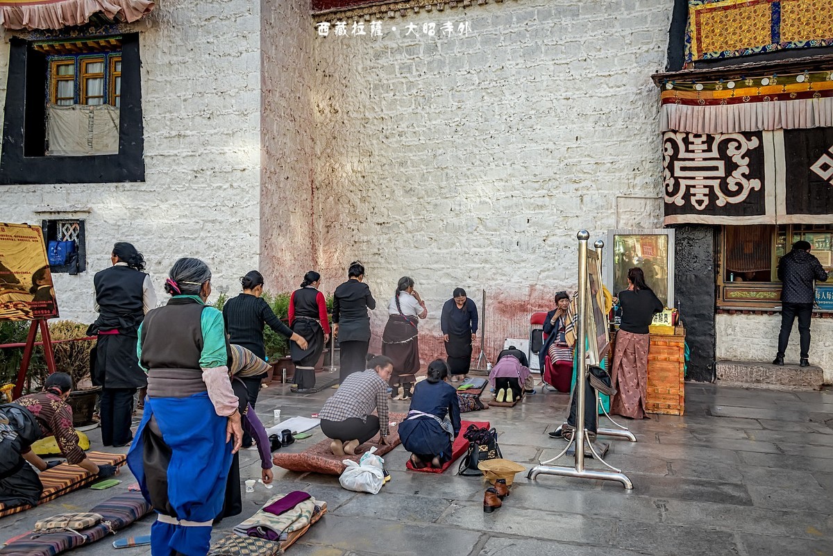 西藏拉萨 · 大昭寺外