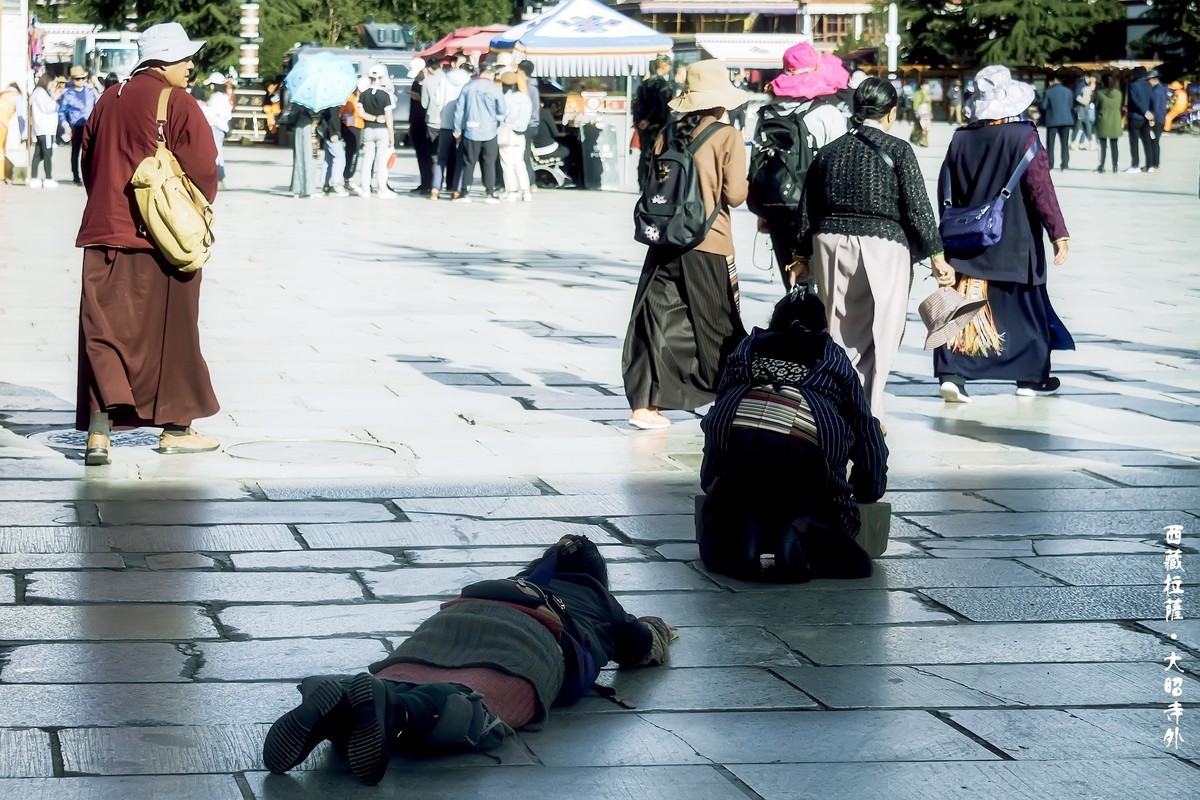 西藏拉萨 · 大昭寺外