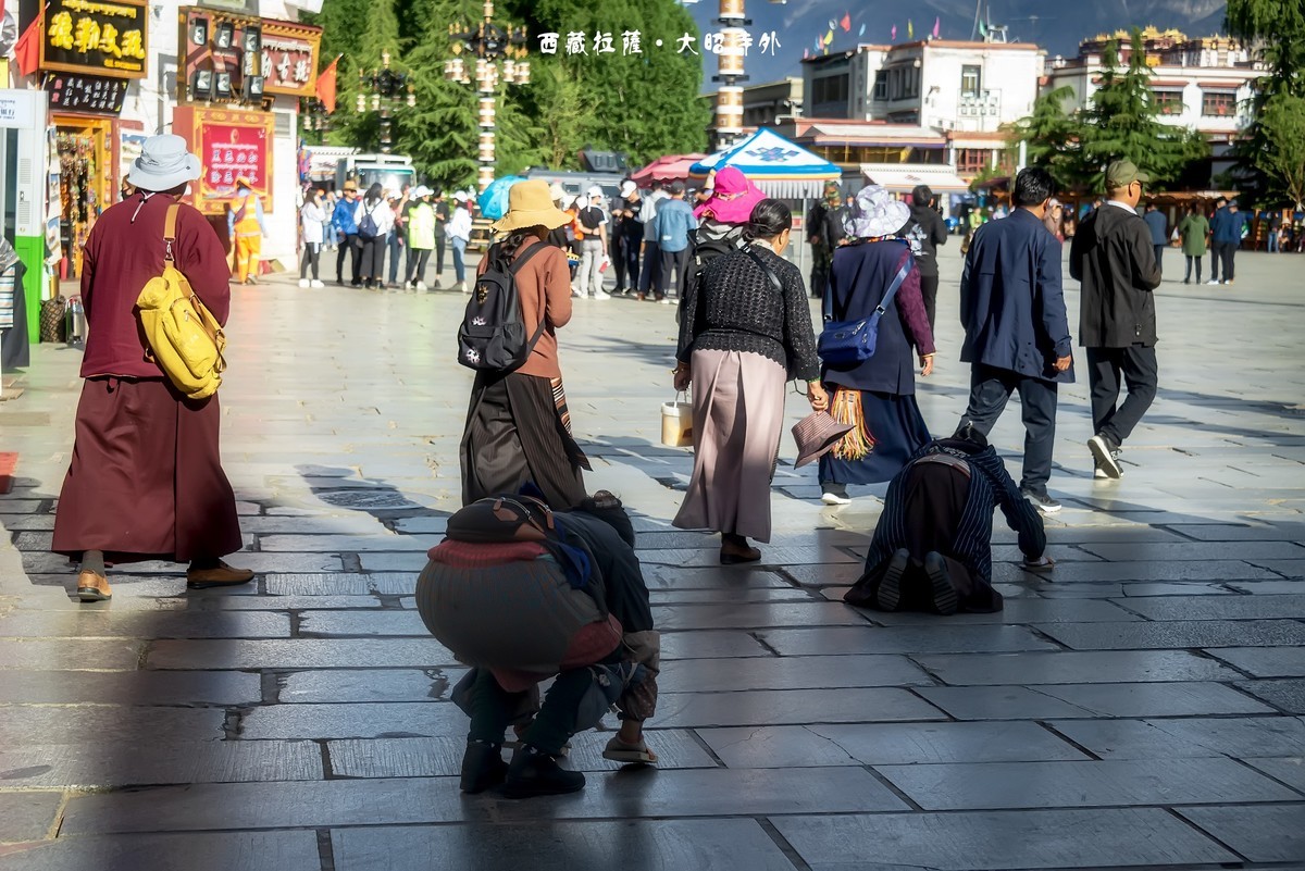 西藏拉萨 · 大昭寺外