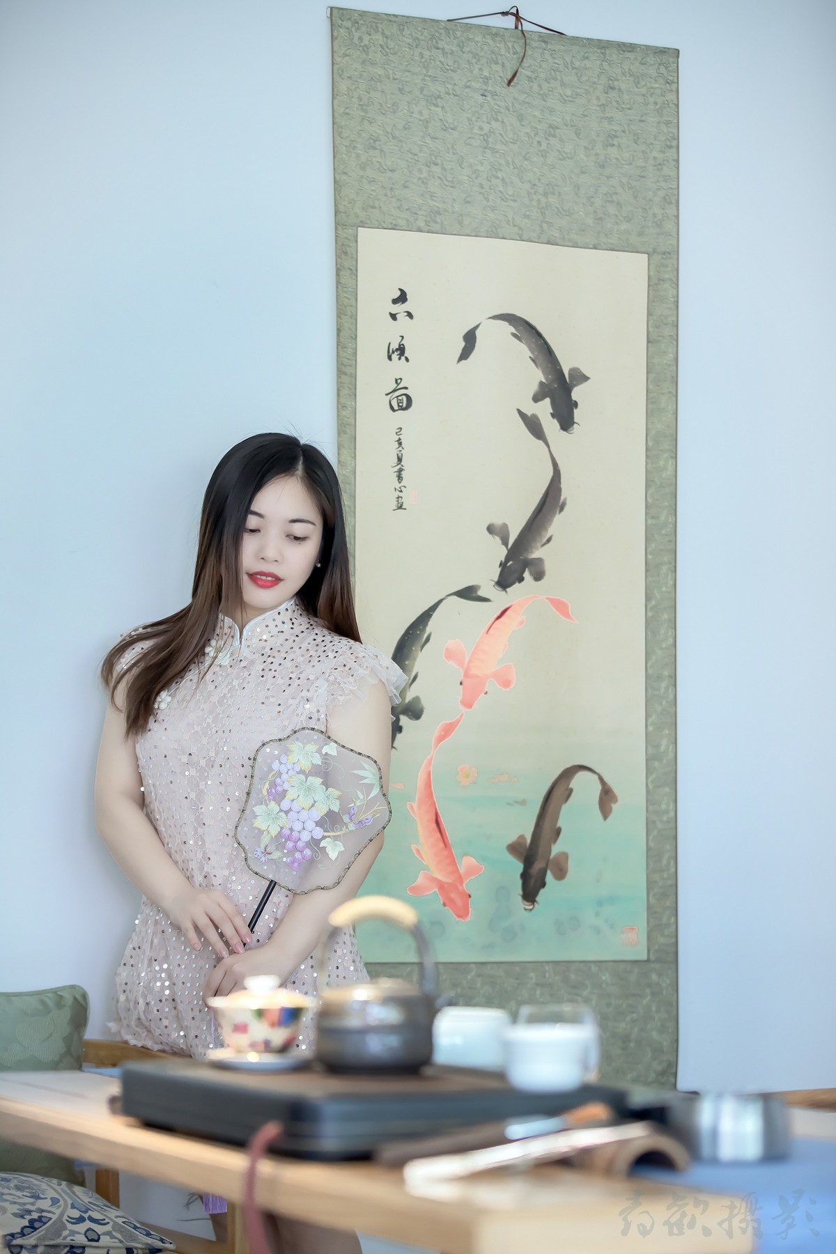 袖染诗韵墨香，抚平眉间惆怅。