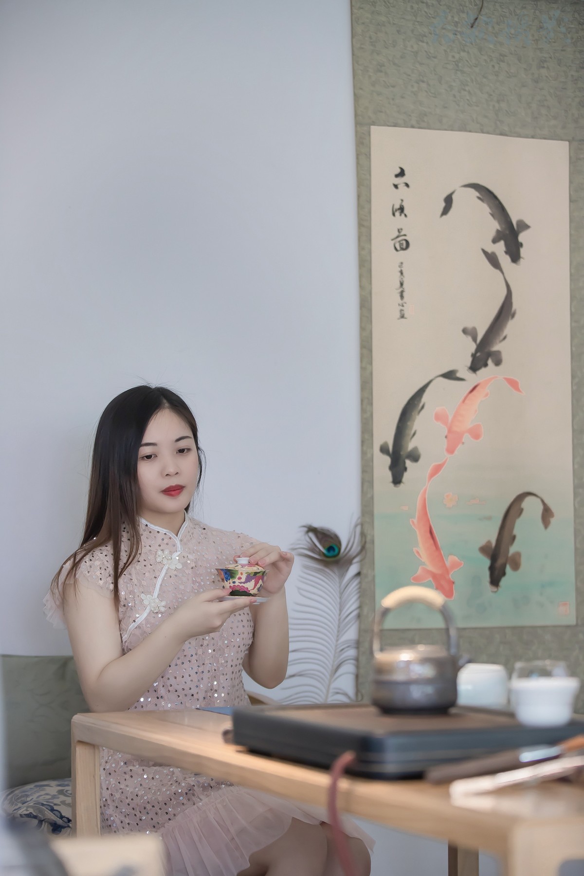 袖染诗韵墨香，抚平眉间惆怅。