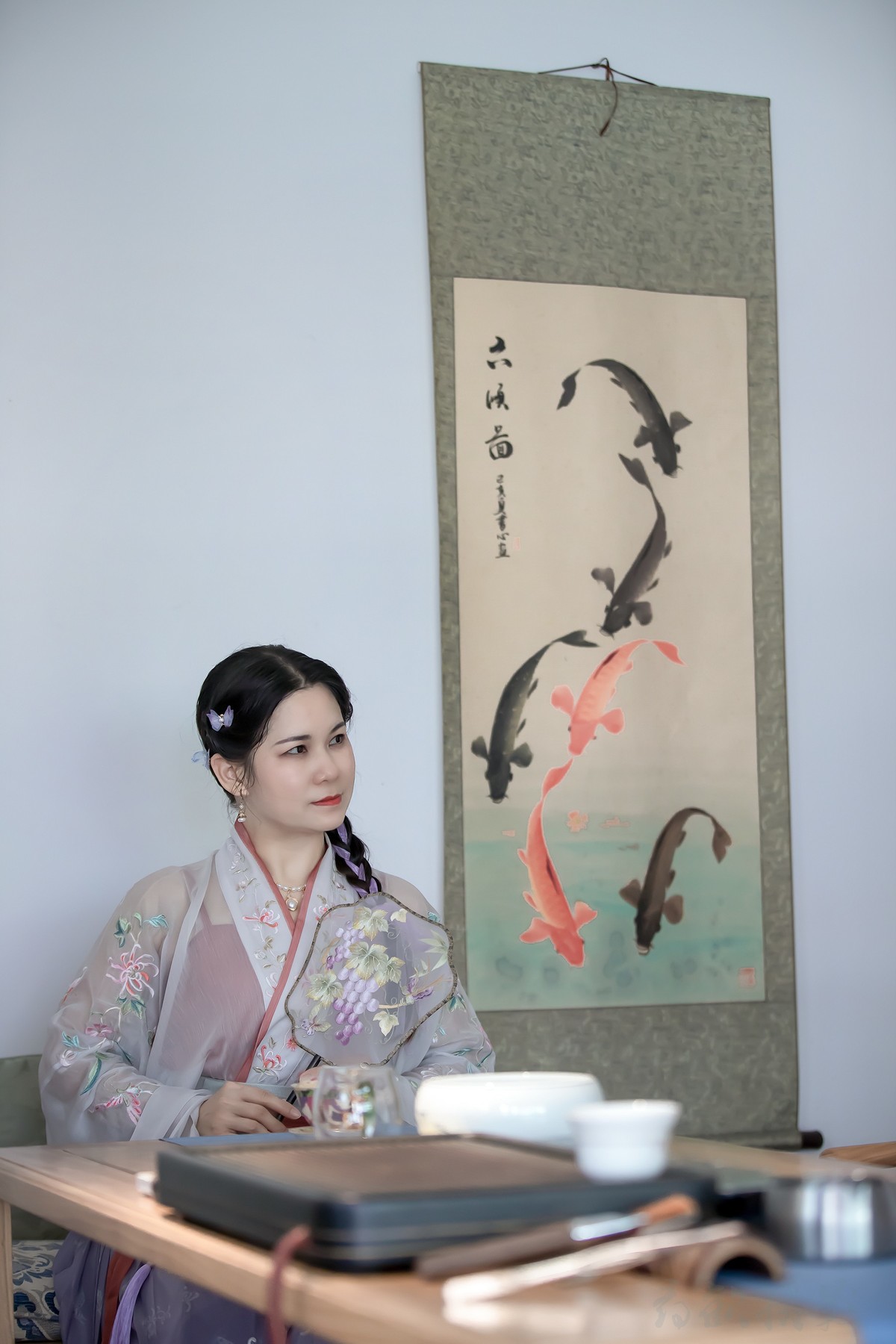 袖染诗韵墨香，抚平眉间惆怅。