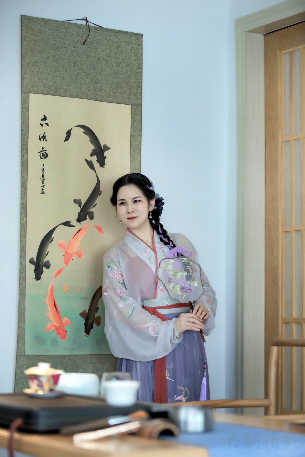 袖染诗韵墨香，抚平眉间惆怅。