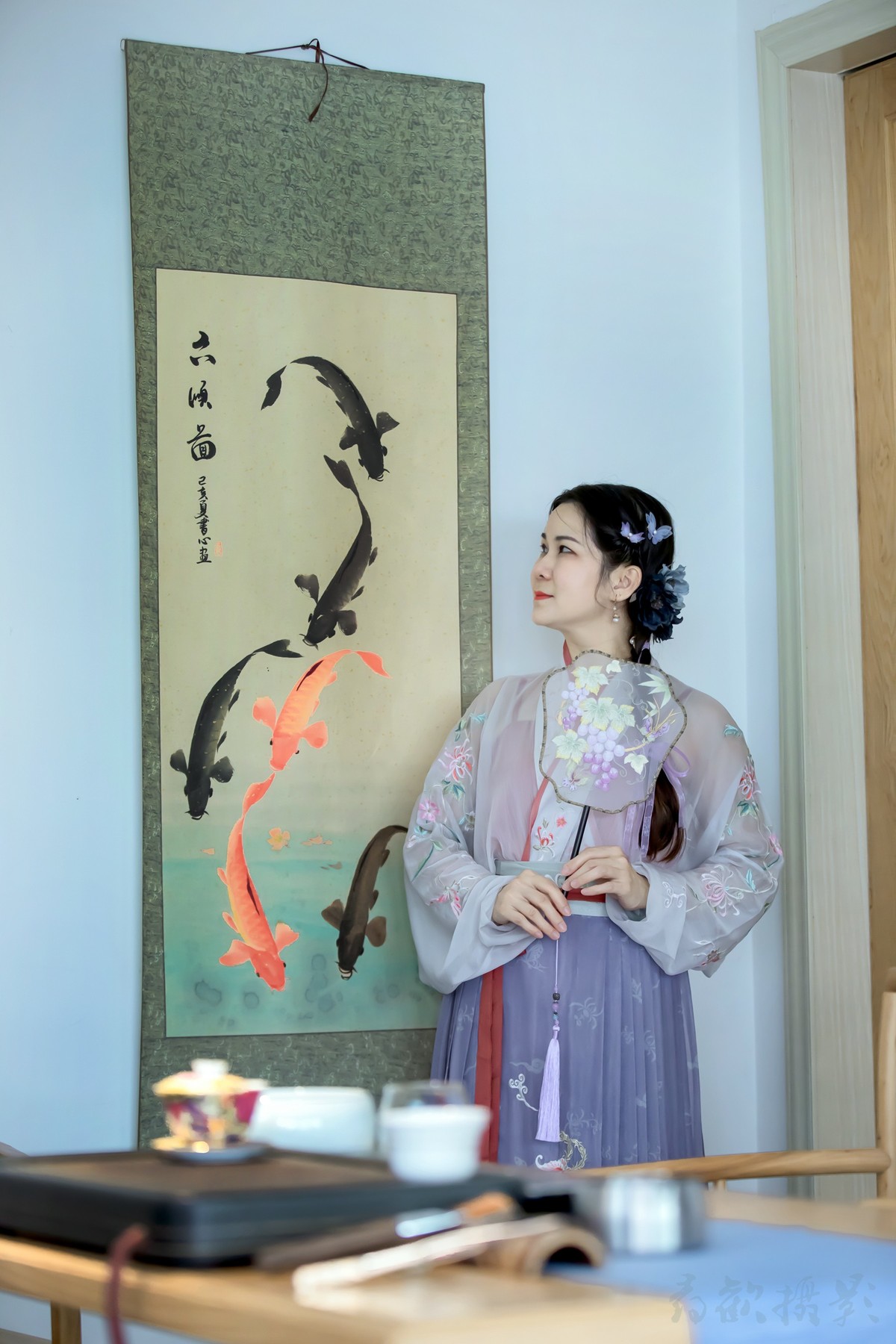 袖染诗韵墨香，抚平眉间惆怅。