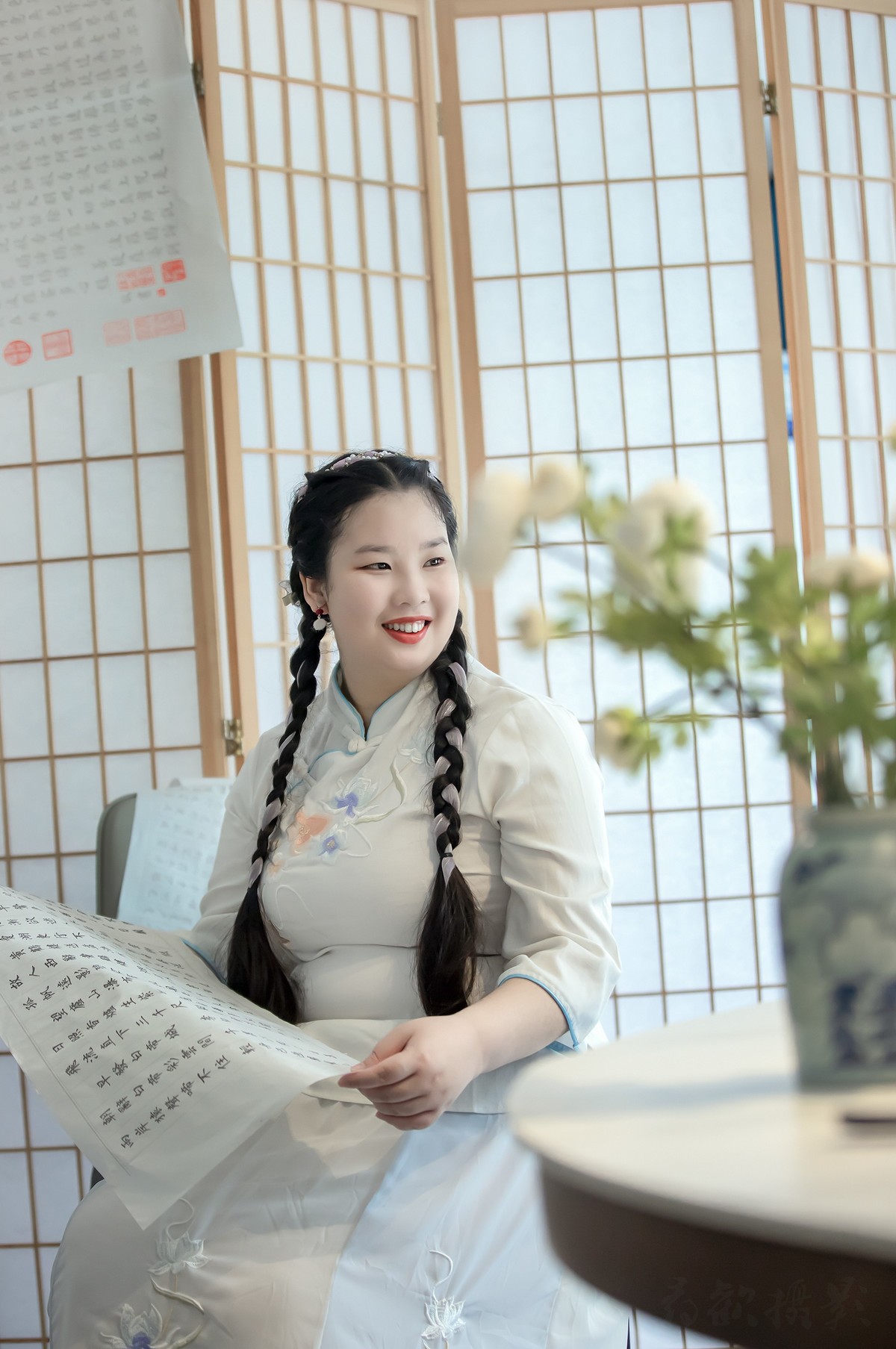 袖染诗韵墨香，抚平眉间惆怅。