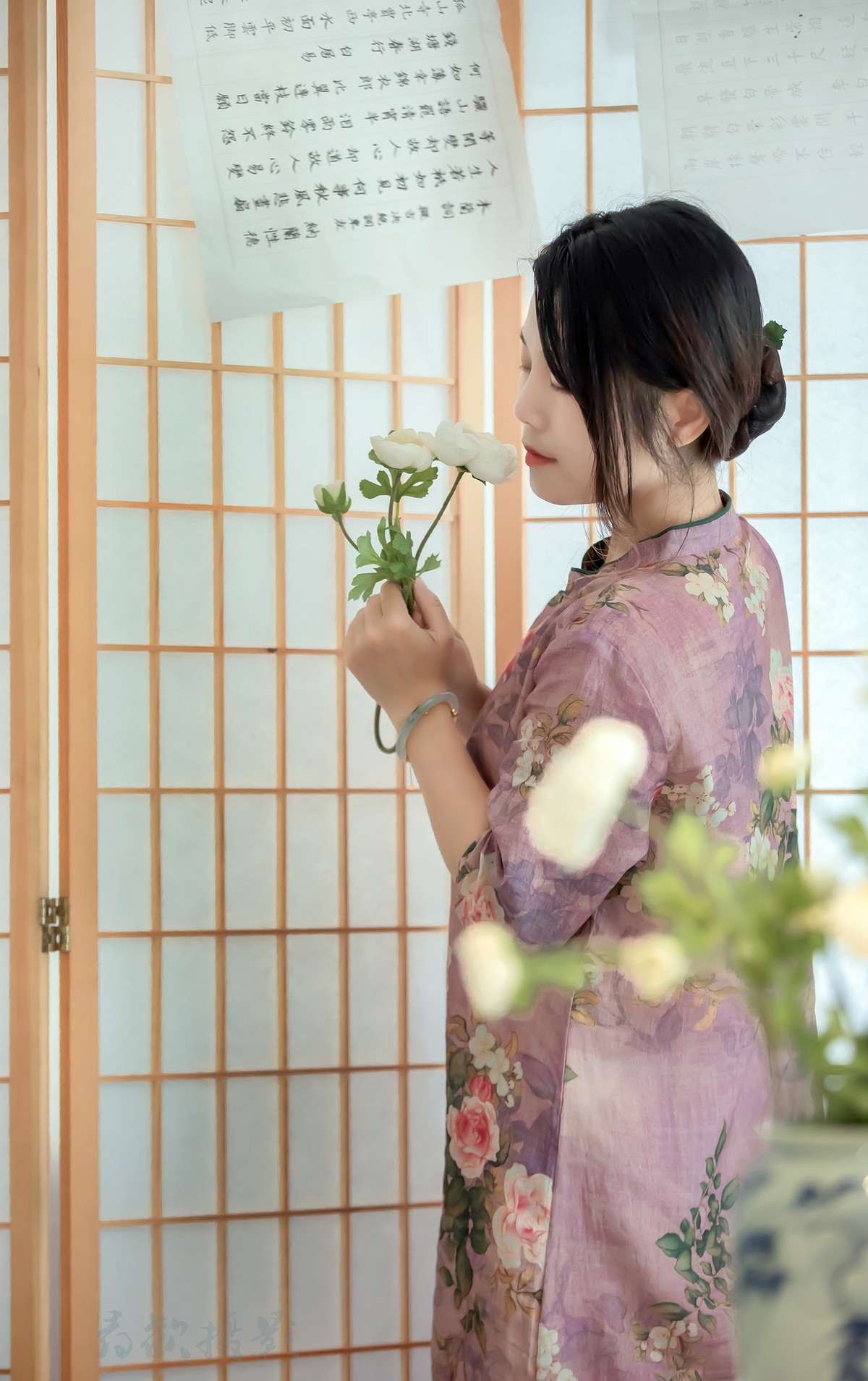 袖染诗韵墨香，抚平眉间惆怅。