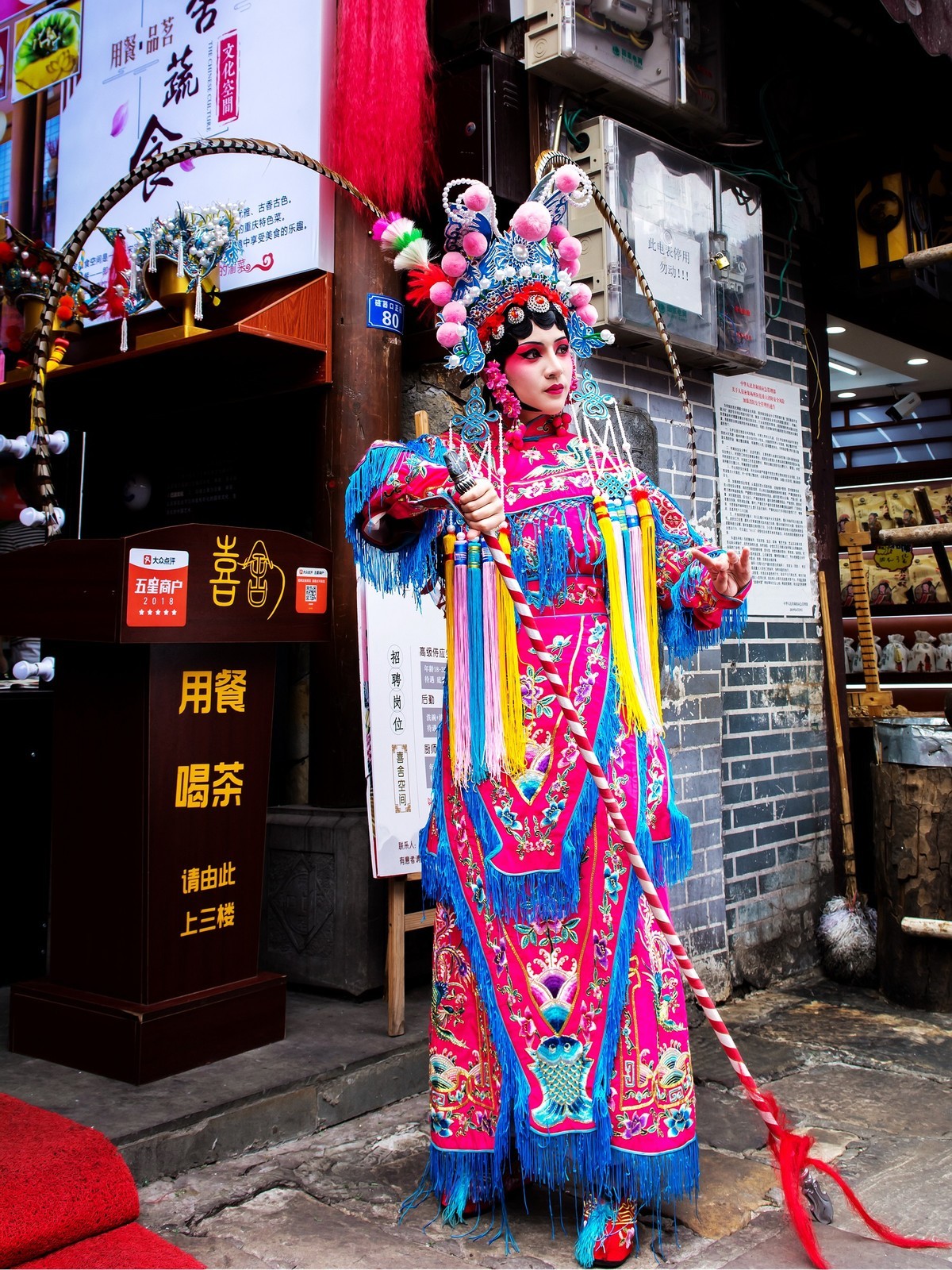 很久没拍了，今日得闲，试拍几张人像，内牛色彩依旧很棒。