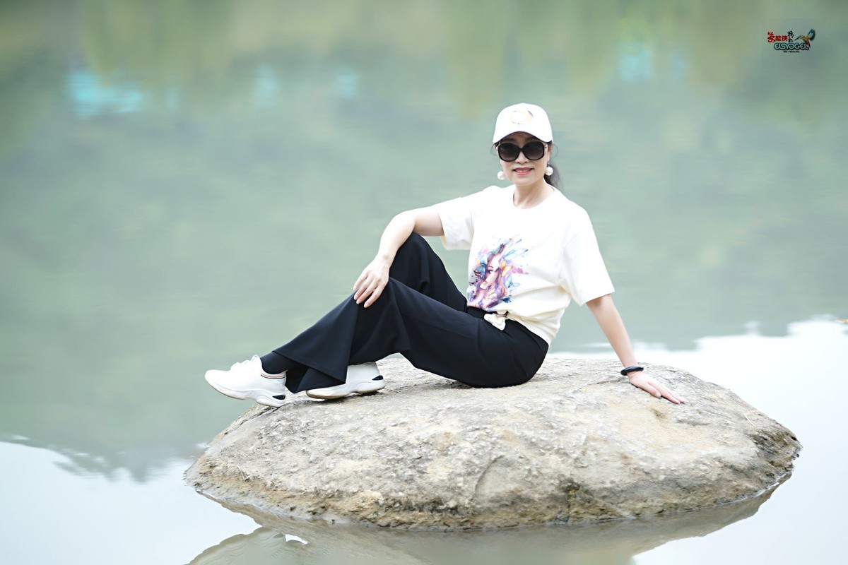 【夏日湖中美女】---清心