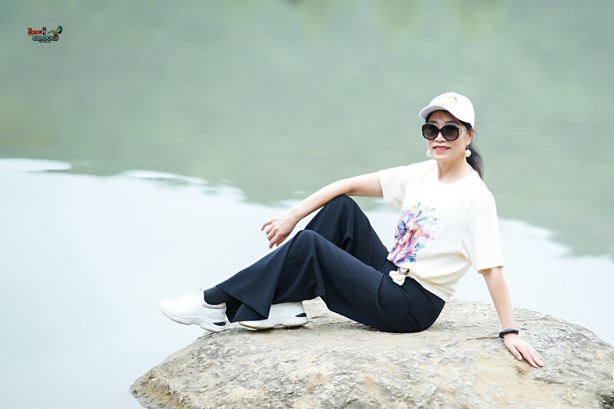 【夏日湖中美女】---清心