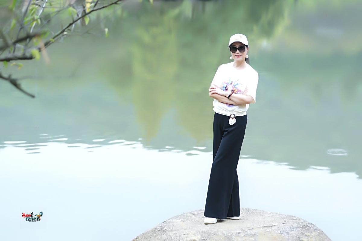 【夏日湖中美女】---清心