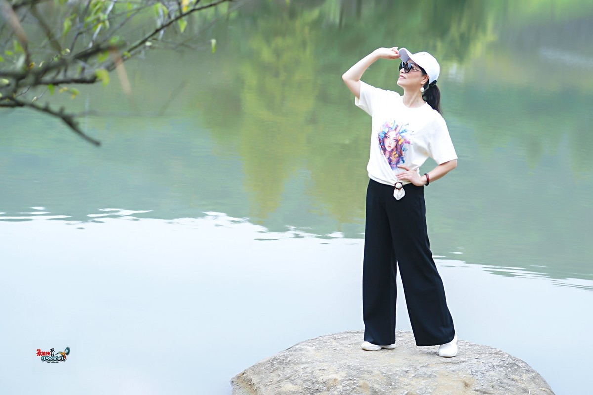 【夏日湖中美女】---清心