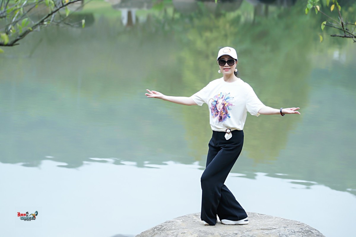 【夏日湖中美女】---清心