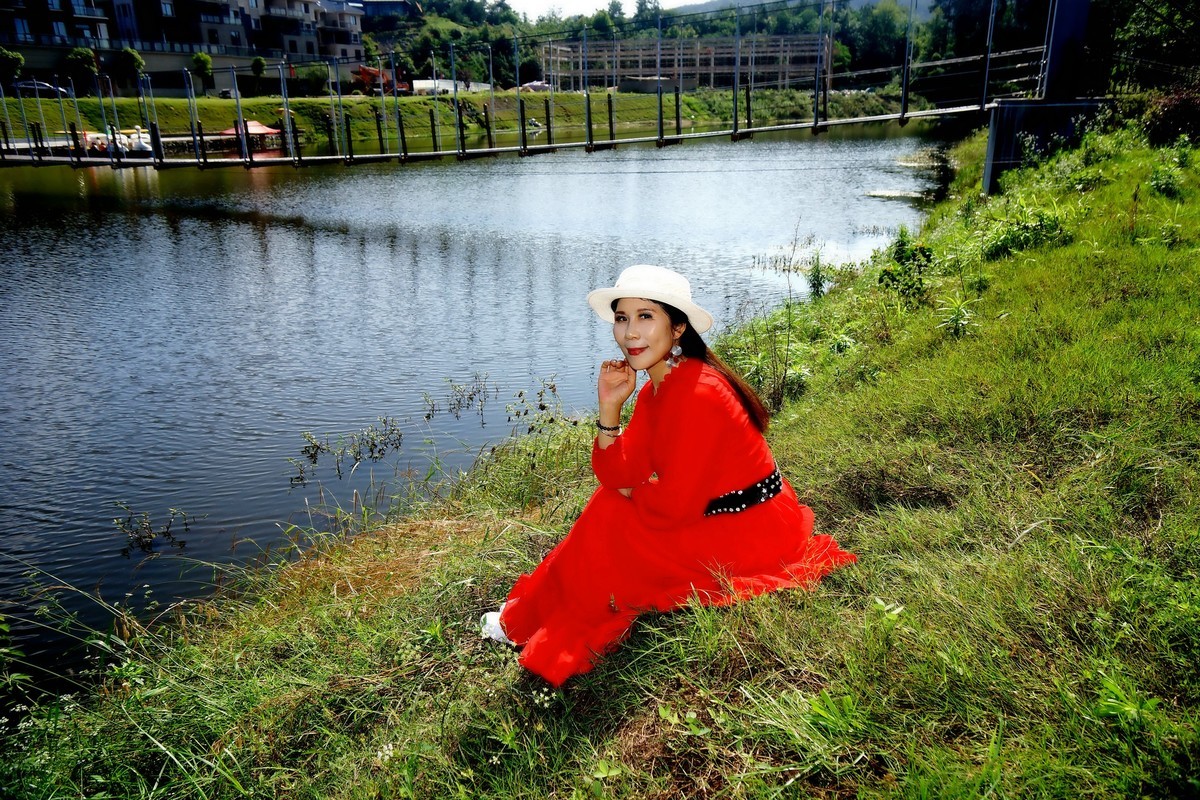清水河边的美女！