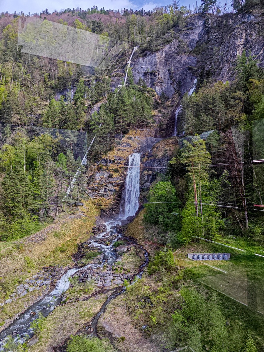 山间“瀑布”（瑞士）