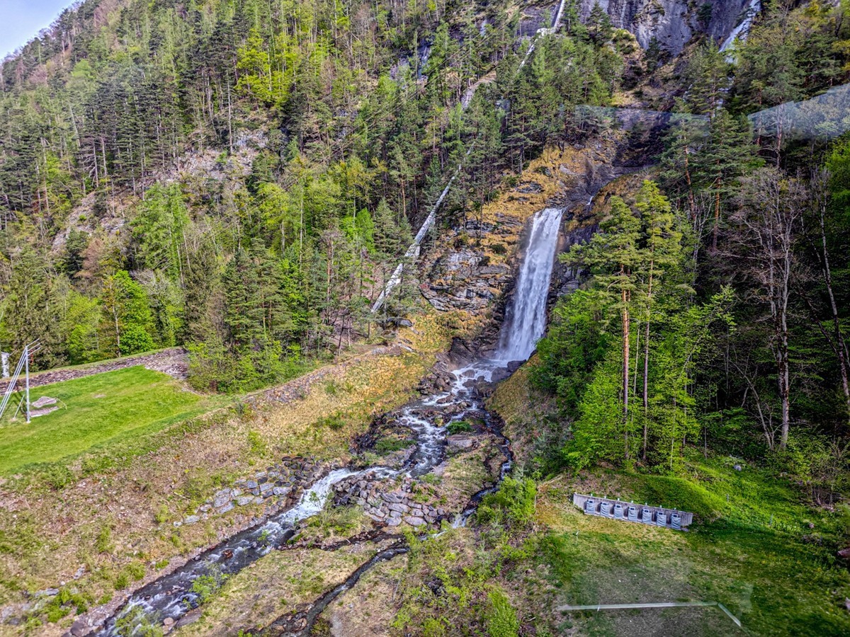山间“瀑布”（瑞士）