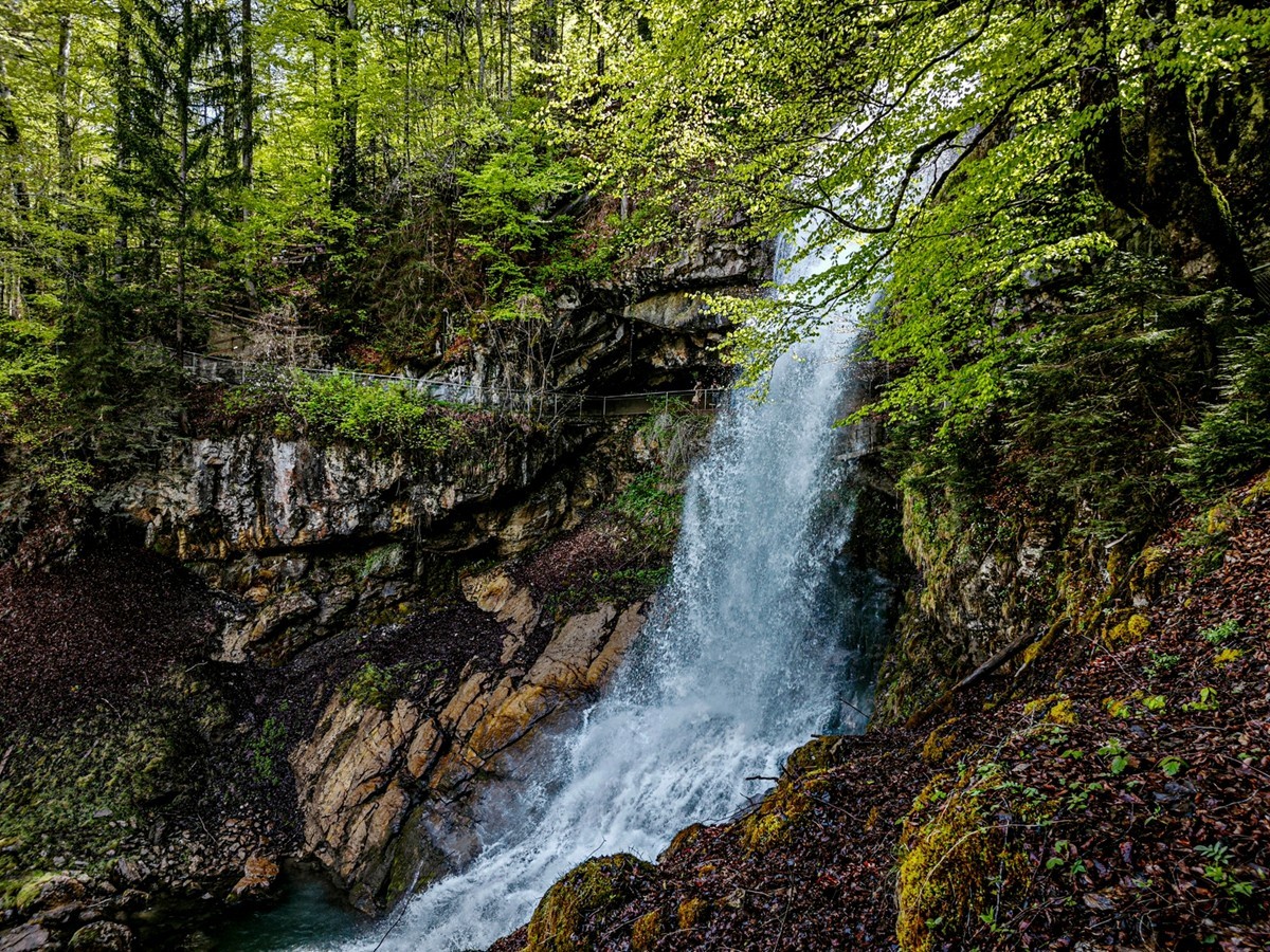 山间“瀑布”（瑞士）
