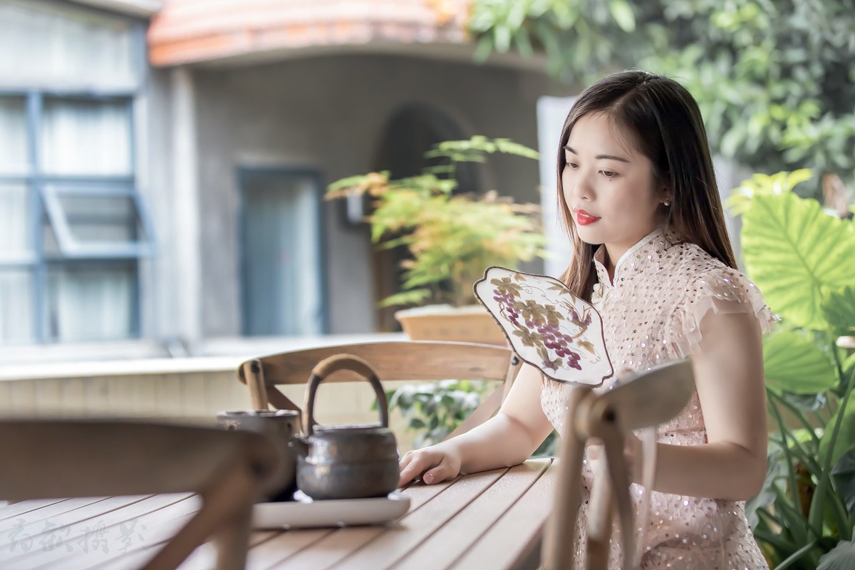 袖染诗韵墨香，抚平眉间惆怅。