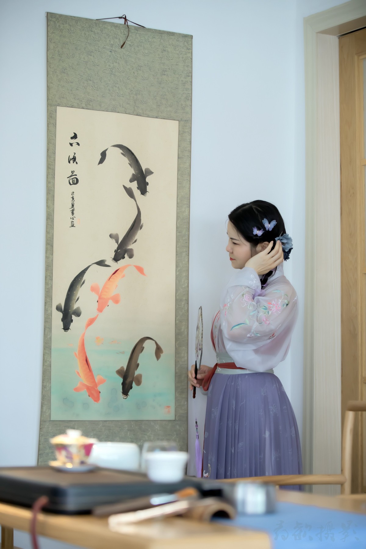 袖染诗韵墨香，抚平眉间惆怅。