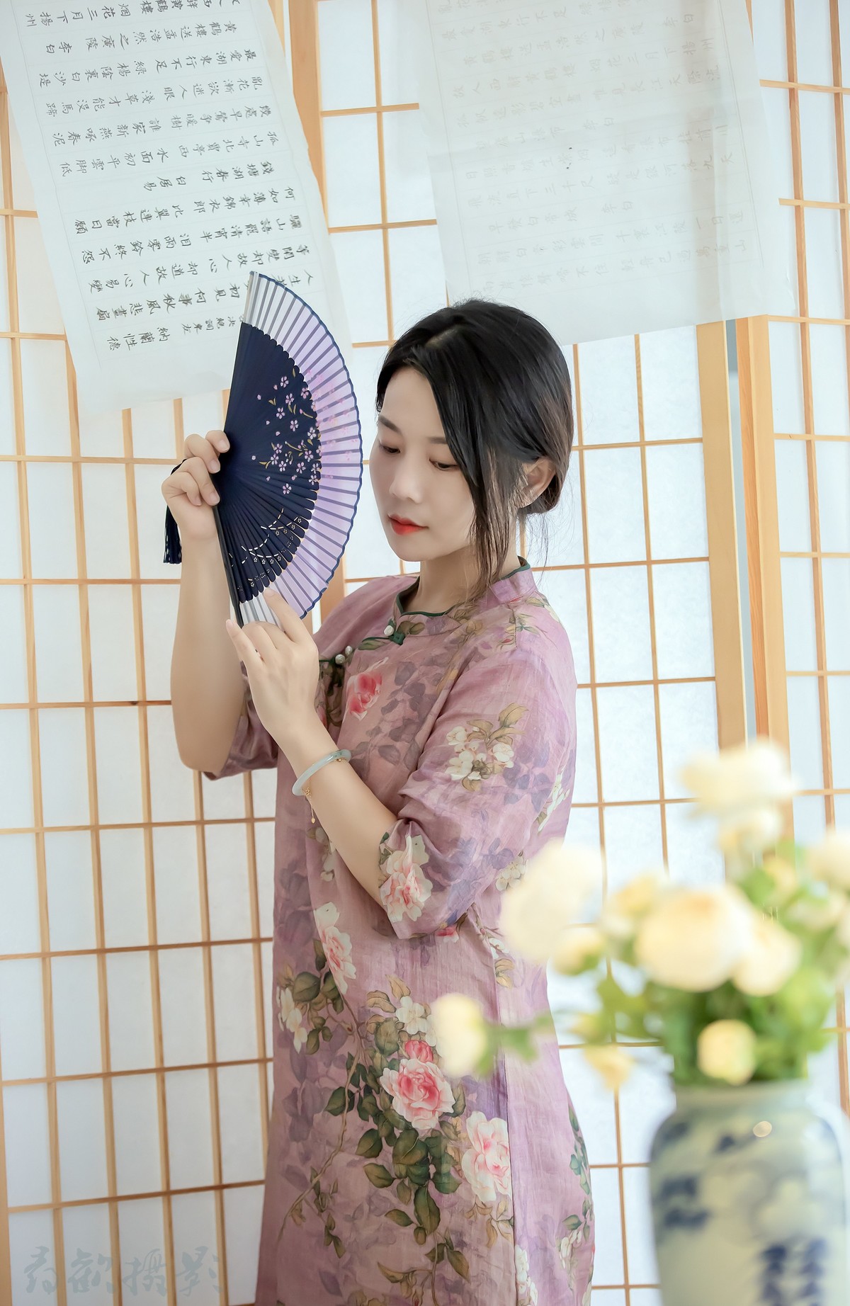 袖染诗韵墨香，抚平眉间惆怅。