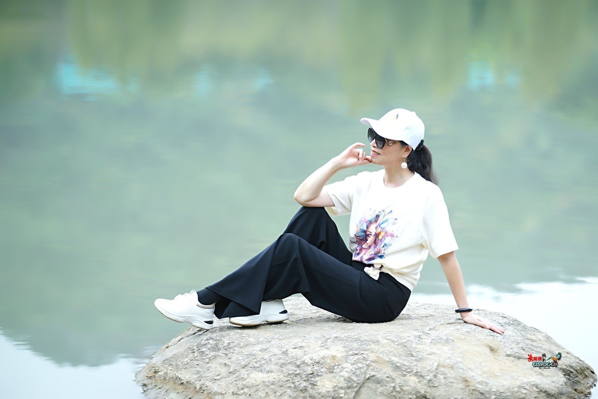 【夏日湖中美女】---清心