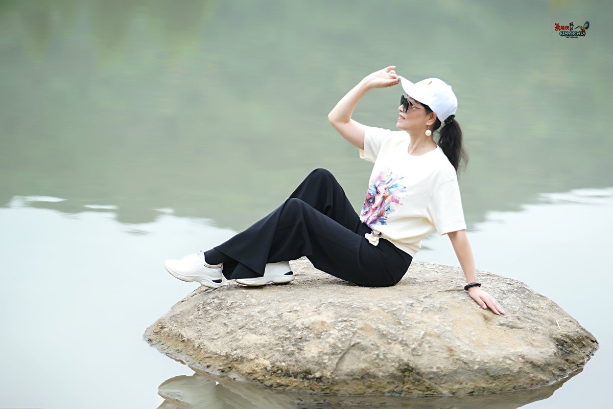 【夏日湖中美女】---清心