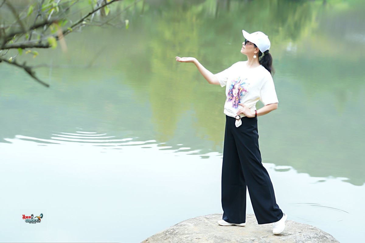 【夏日湖中美女】---清心