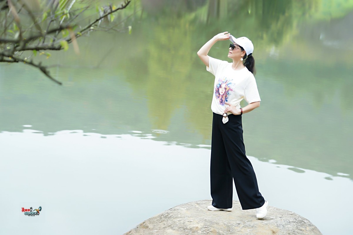 【夏日湖中美女】---清心