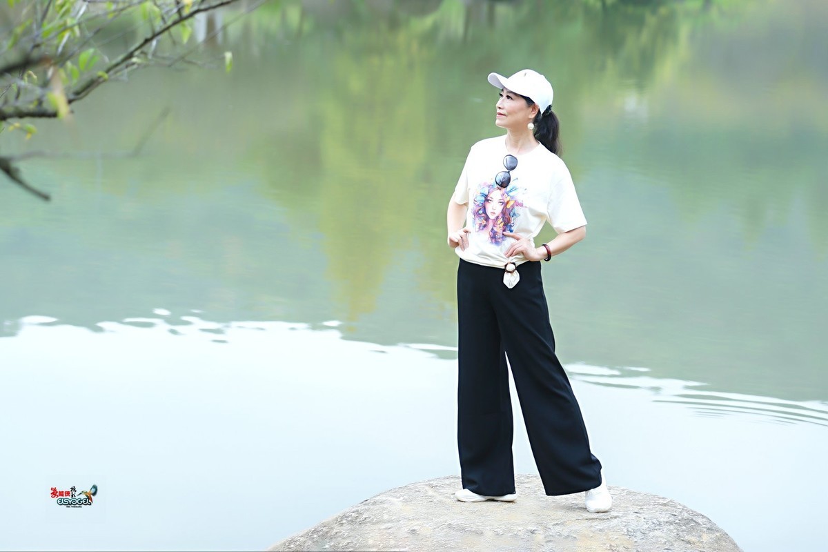 【夏日湖中美女】---清心