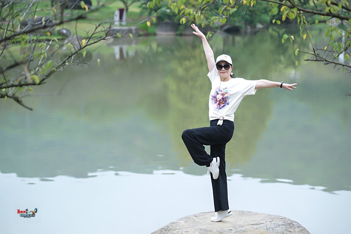 【夏日湖中美女】---清心