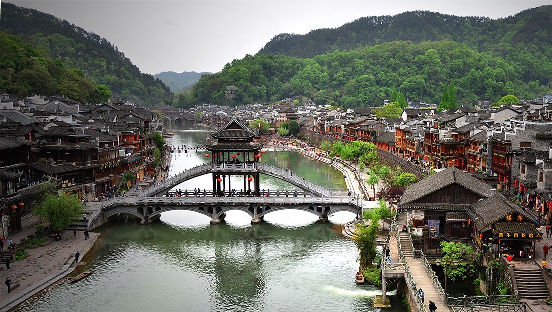 凤  凰  城  掠  影