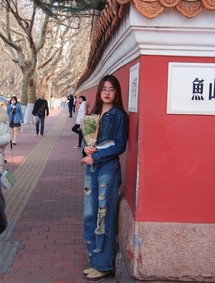 典型的街拍抓拍《风景，花草，白猫当然有妹子了》啥都有！哈哈！