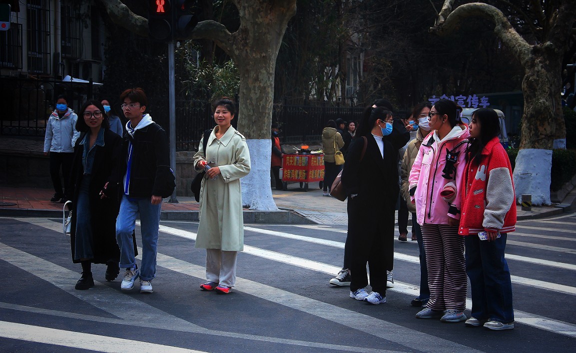 典型的街拍抓拍《风景，花草，白猫当然有妹子了》啥都有！哈哈！