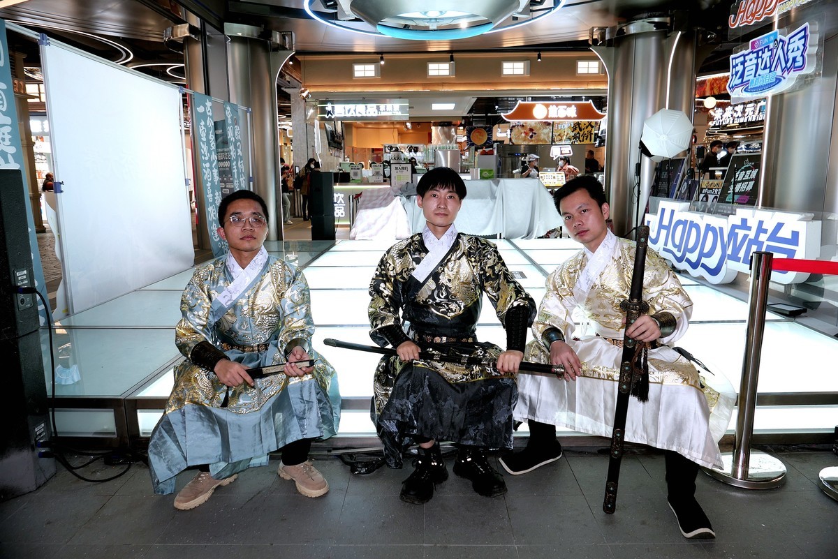 人文纪实---江汉路Happy站台中的汉服美女！