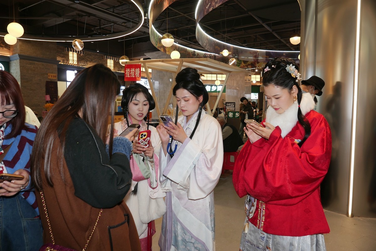 人文纪实---江汉路Happy站台中的汉服美女！
