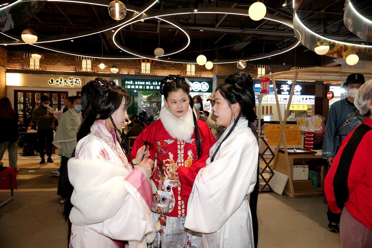 人文纪实---江汉路Happy站台中的汉服美女！