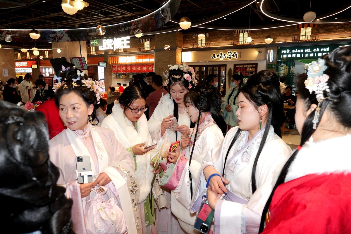 人文纪实---江汉路Happy站台中的汉服美女！