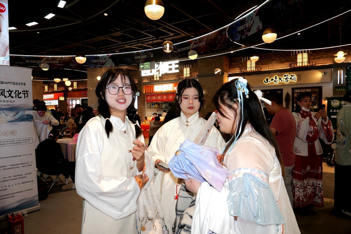 人文纪实---江汉路Happy站台中的汉服美女！