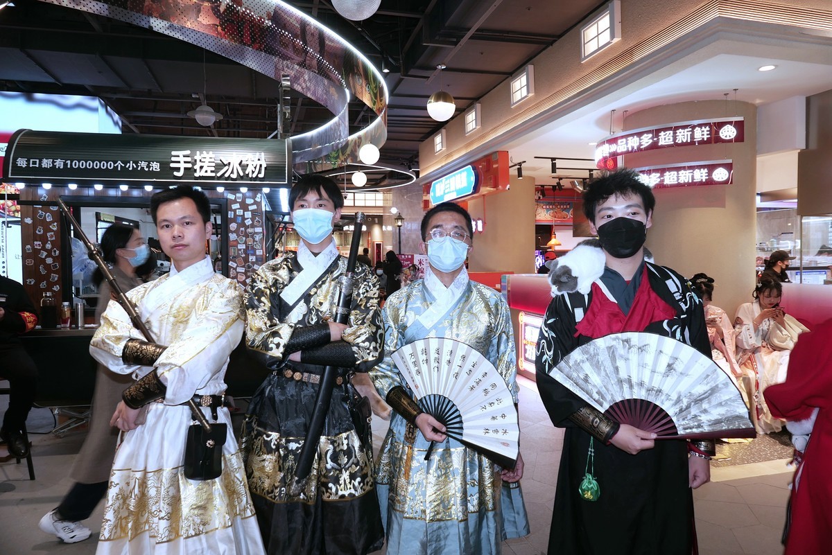 人文纪实---江汉路Happy站台中的汉服美女！