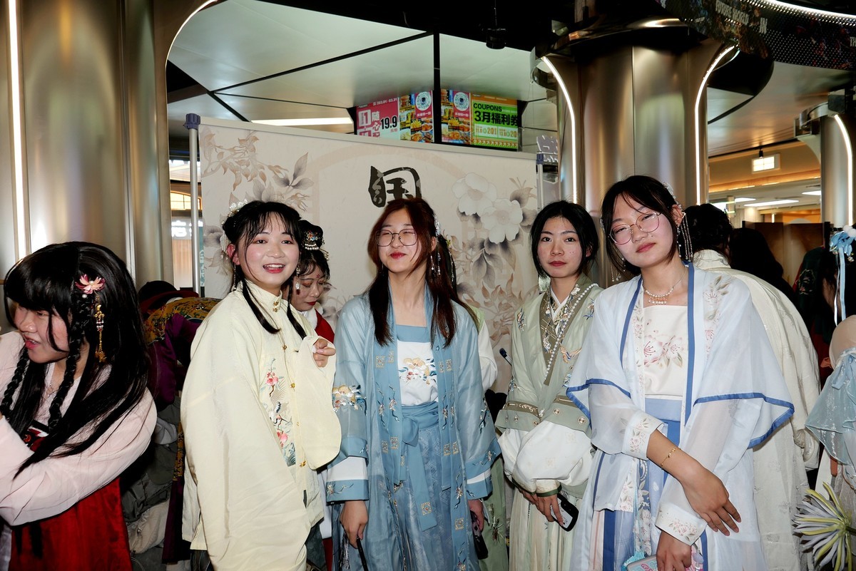 人文纪实---江汉路Happy站台中的汉服美女！