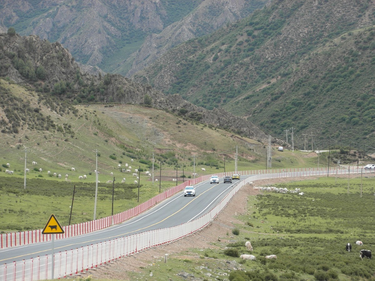 老姐妹悠闲石门沟