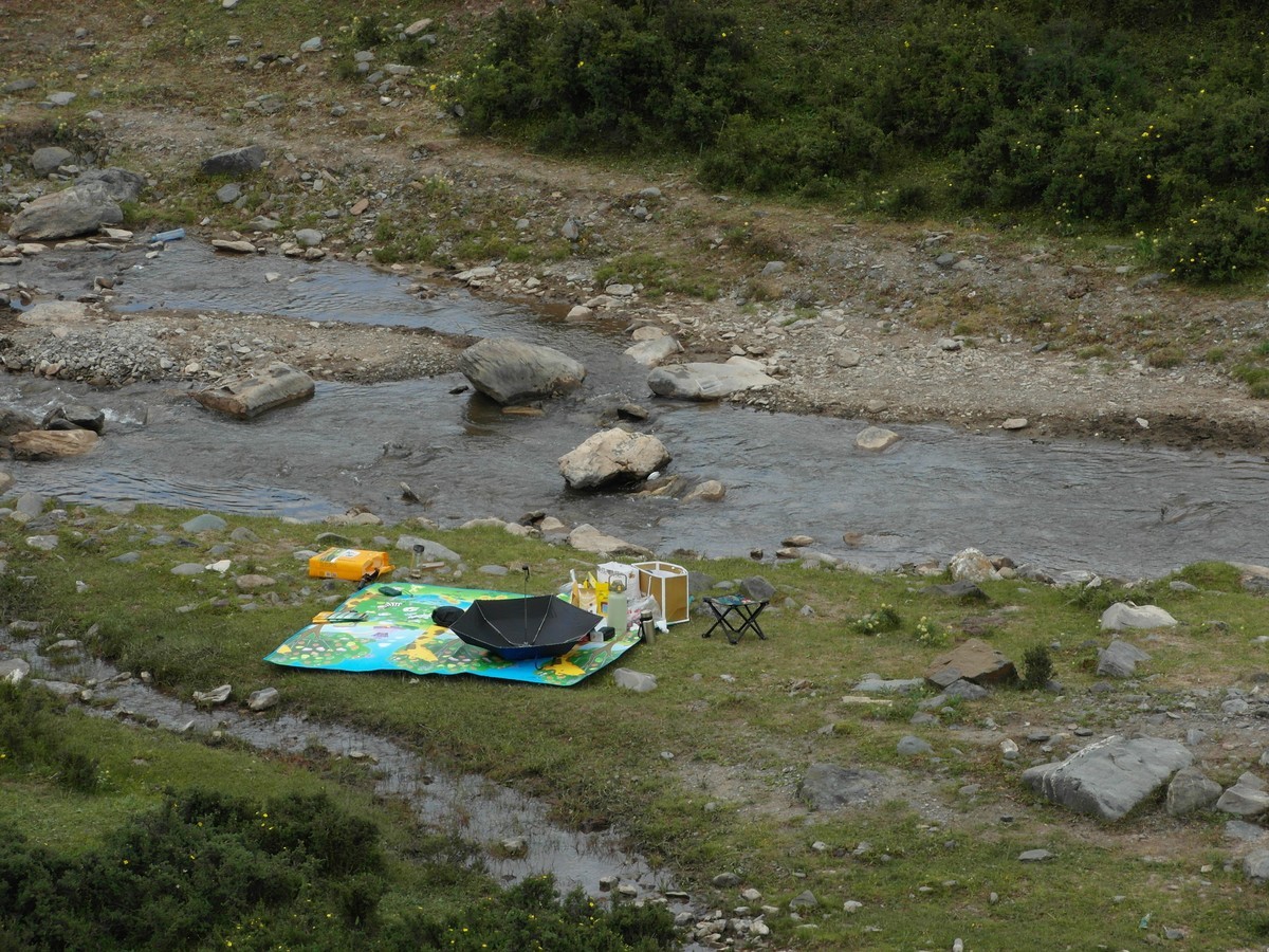 老姐妹悠闲石门沟