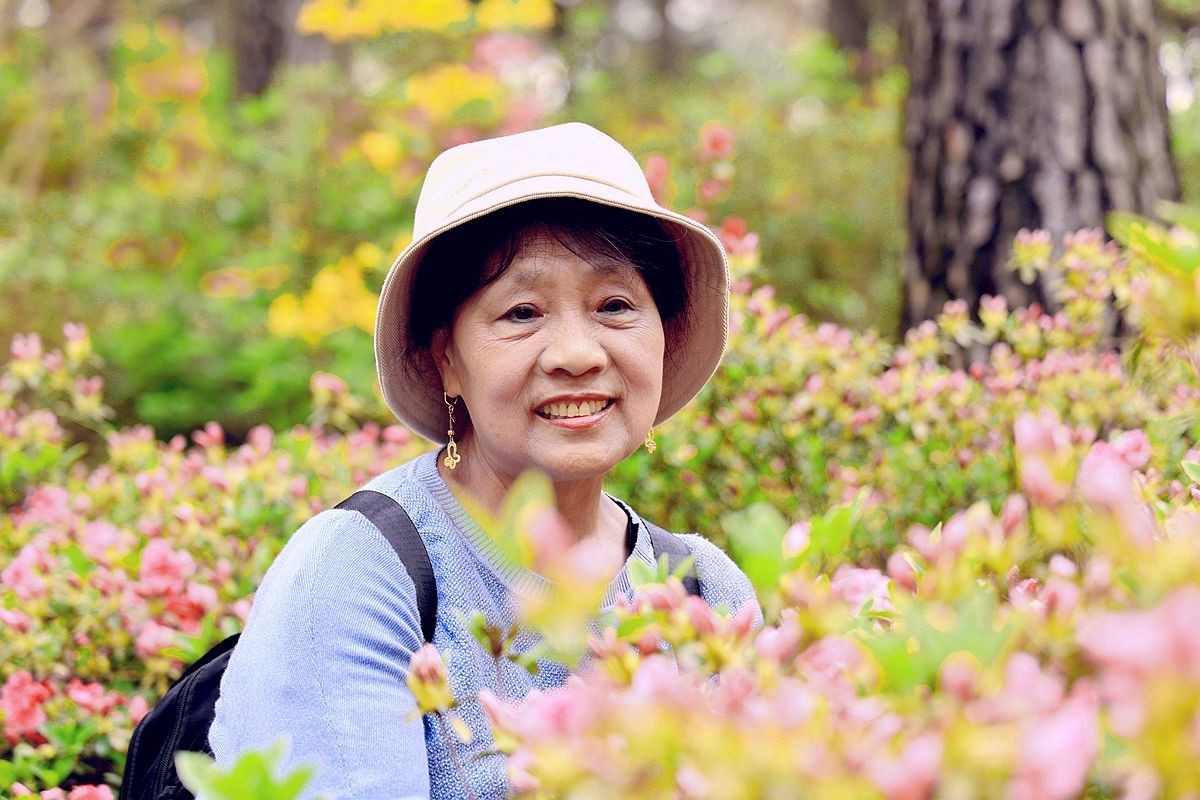 老婆婆逛杜鹃园