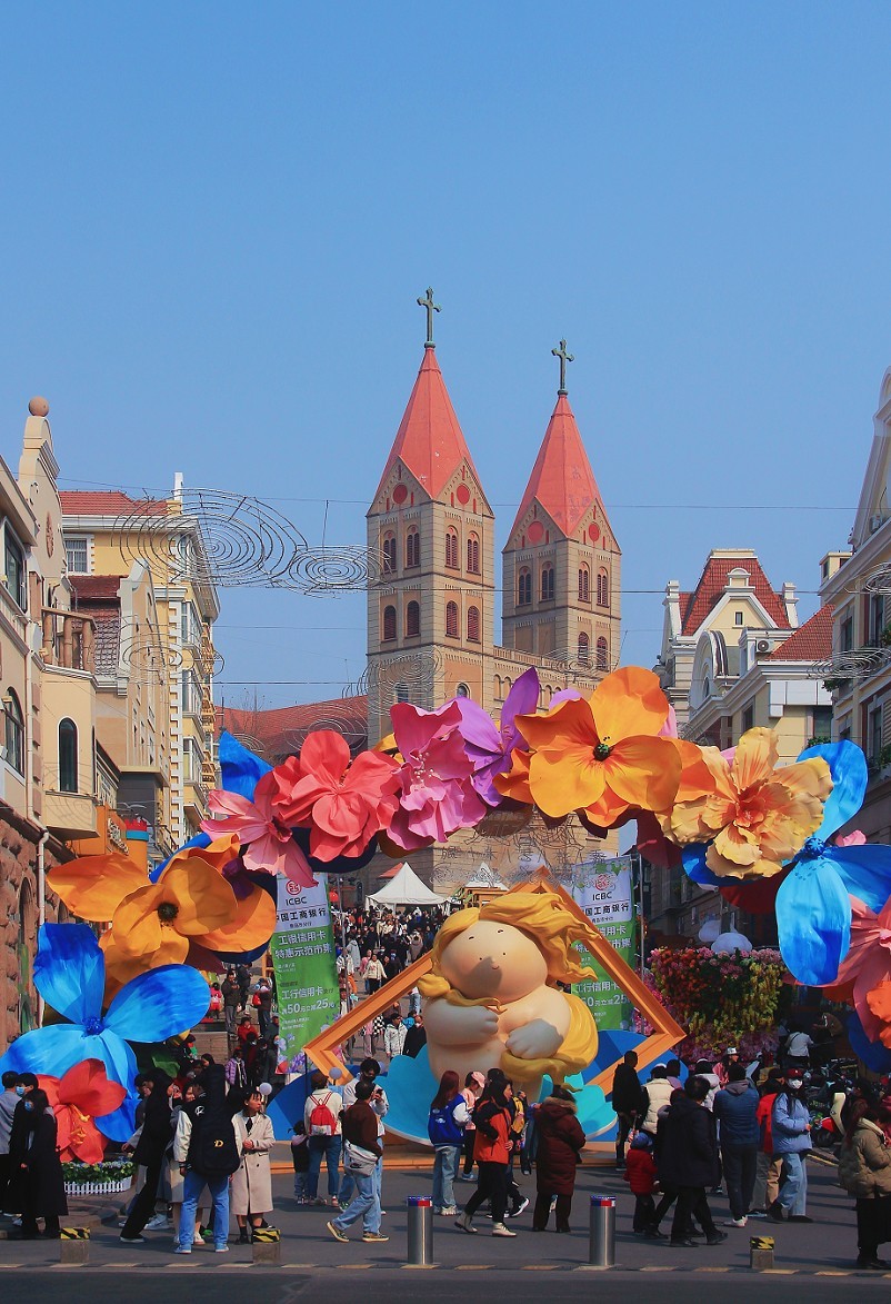 典型的街拍抓拍《风景，花草，白猫当然有妹子了》啥都有！哈哈！