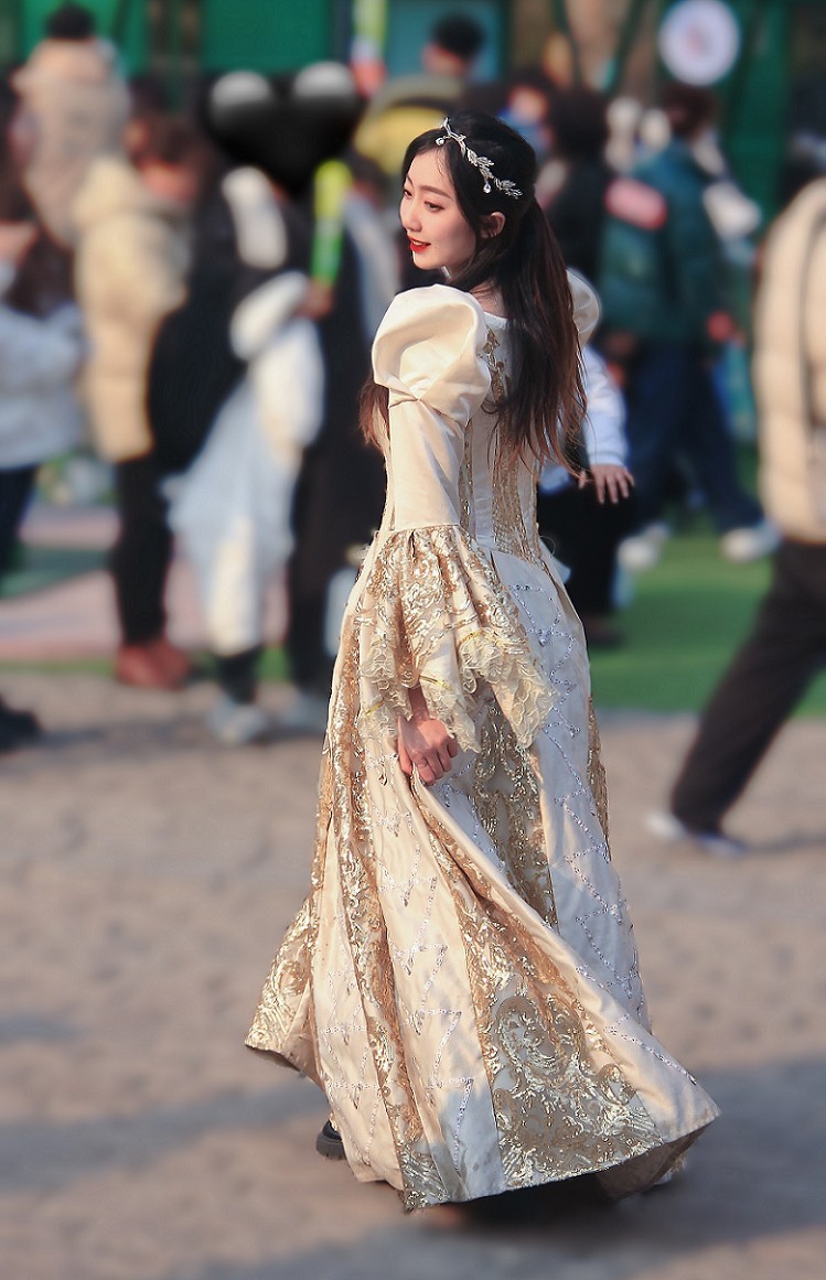 典型的街拍抓拍《风景，花草，白猫当然有妹子了》啥都有！哈哈！