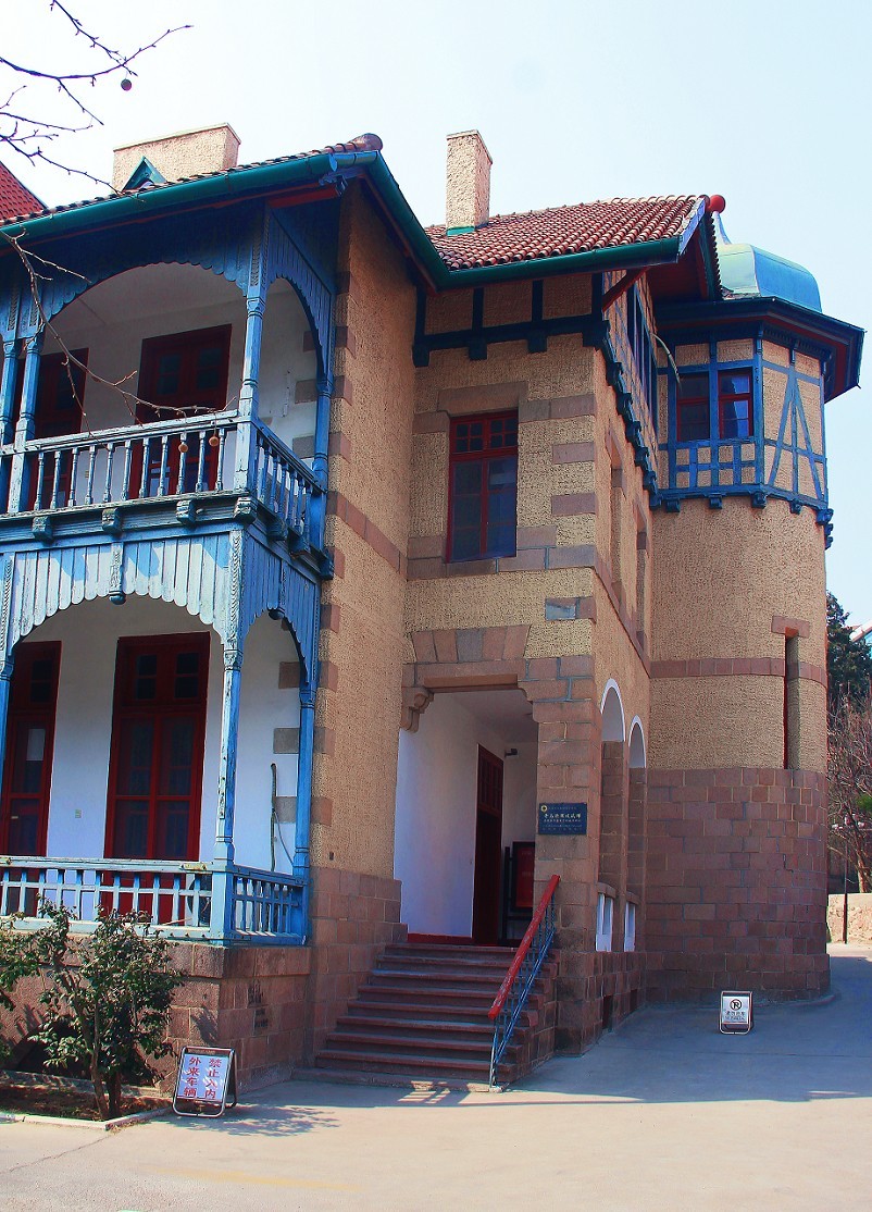 典型的街拍抓拍《风景，花草，白猫当然有妹子了》啥都有！哈哈！