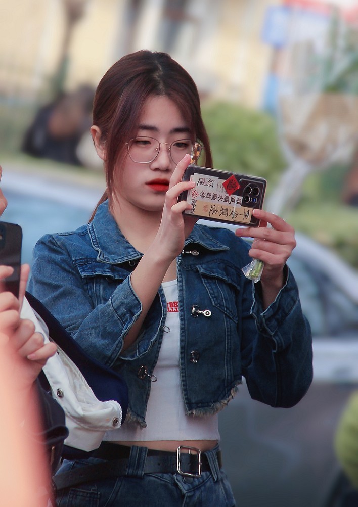 典型的街拍抓拍《风景，花草，白猫当然有妹子了》啥都有！哈哈！