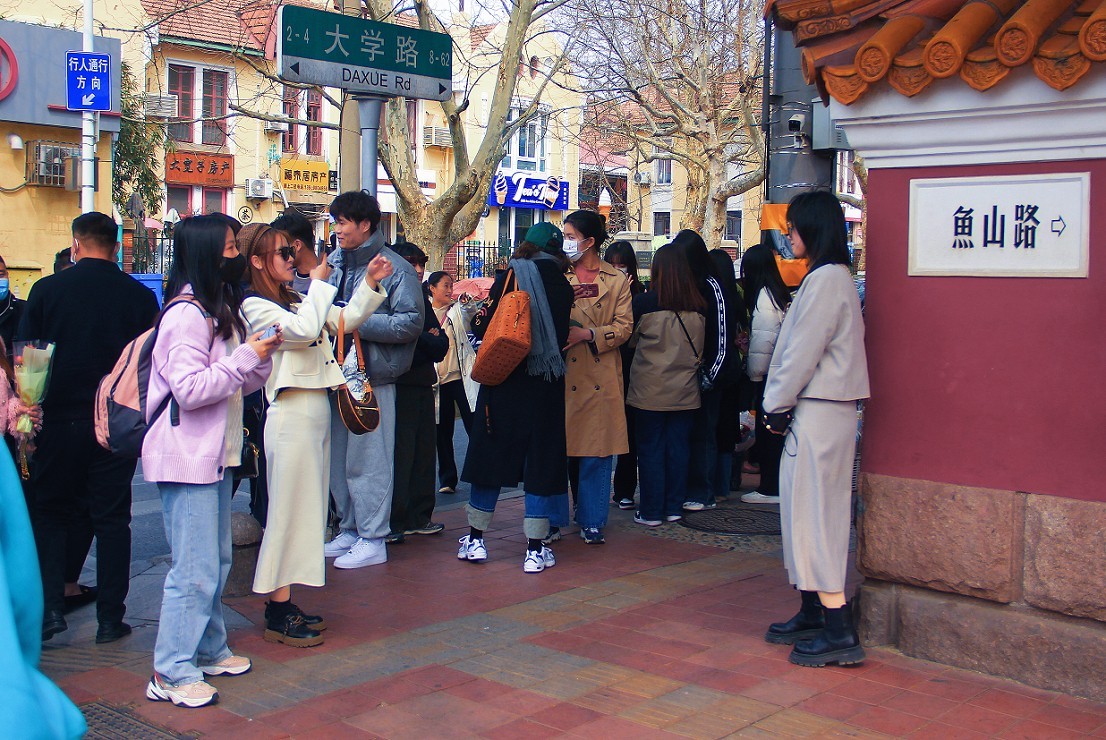 典型的街拍抓拍《风景，花草，白猫当然有妹子了》啥都有！哈哈！