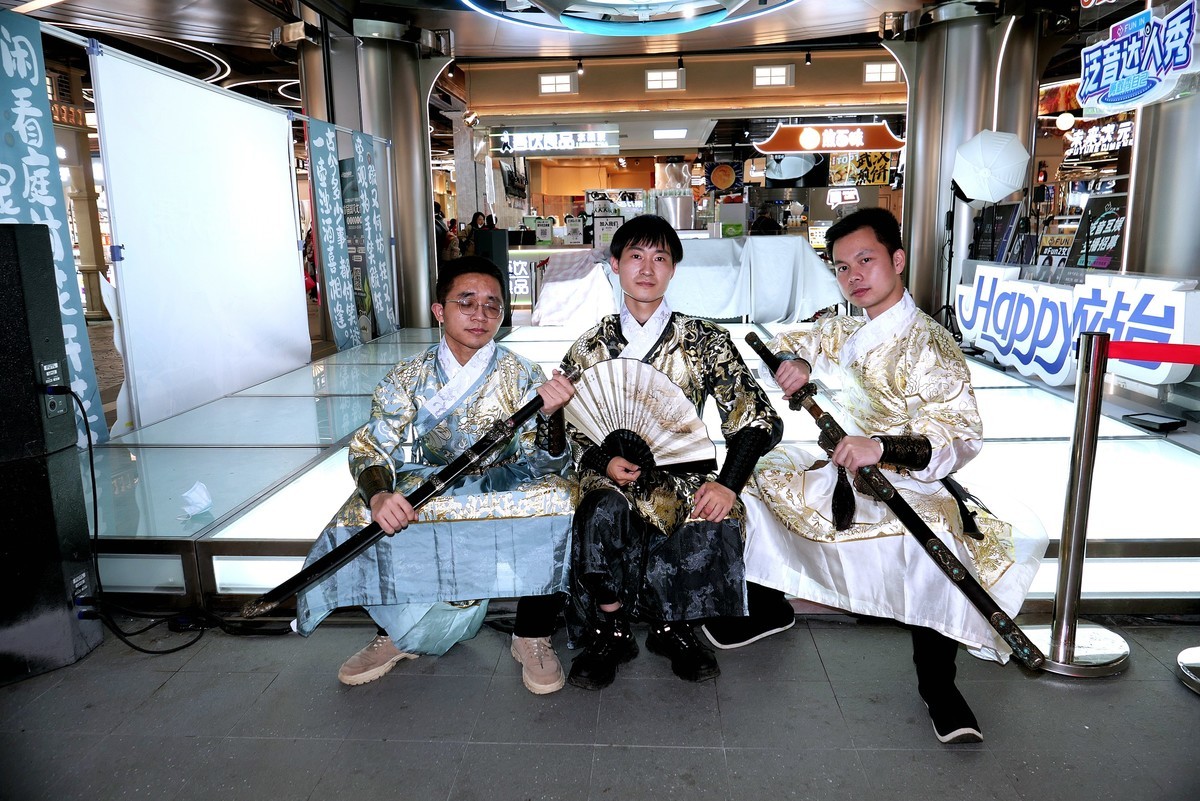 人文纪实---江汉路Happy站台中的汉服美女！